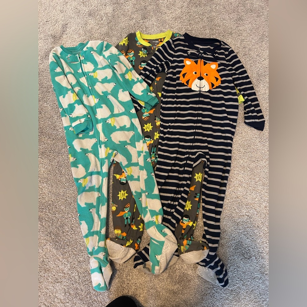 Set of 4 fleece toddler footed pajamas, size 4/4t Carter’s
